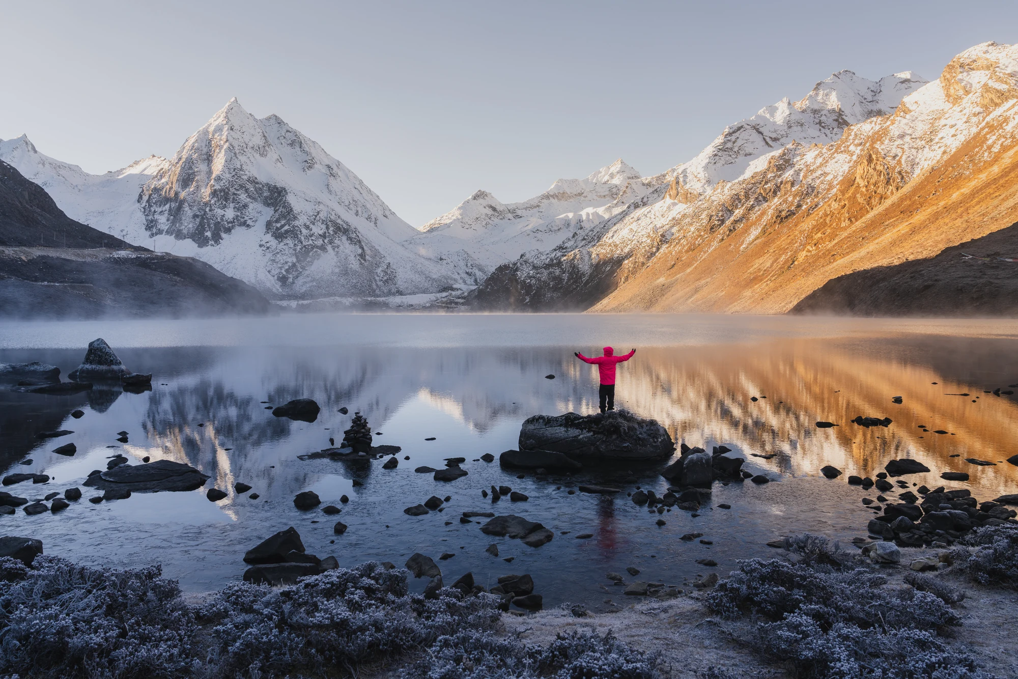 蟹蟹梨在西藏雪山湖岸的旅行实拍